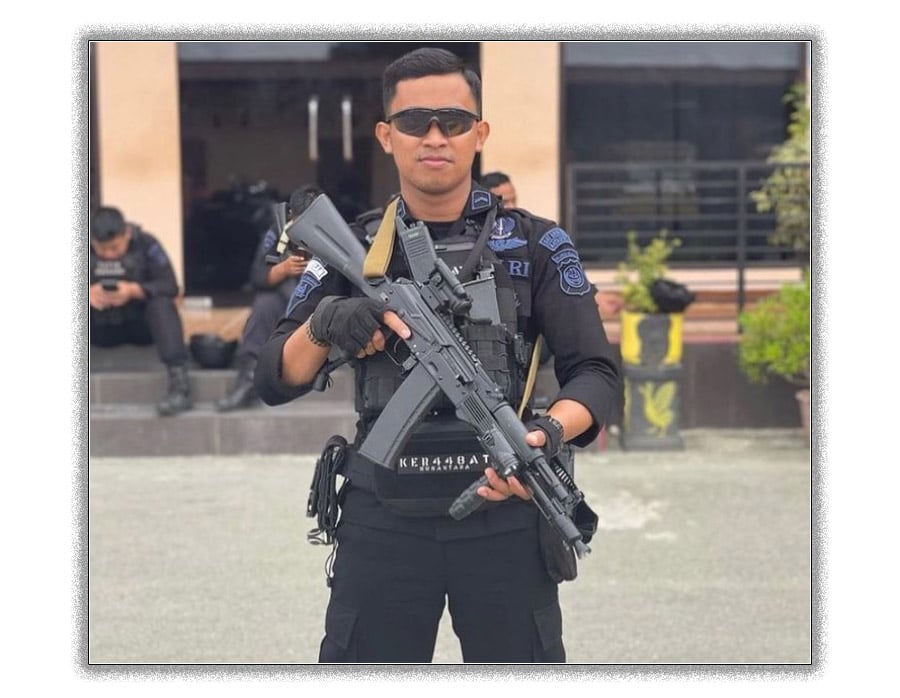 Indonesian AK102 in the hands of a BRIMOB operataor